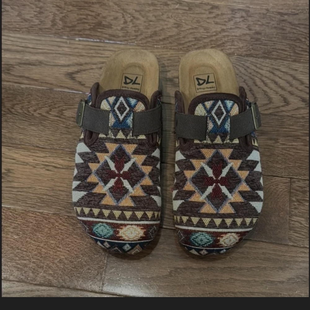 Dirty Laundry Brown and Red Mules with Geometric Pattern #FALL #COMFORT